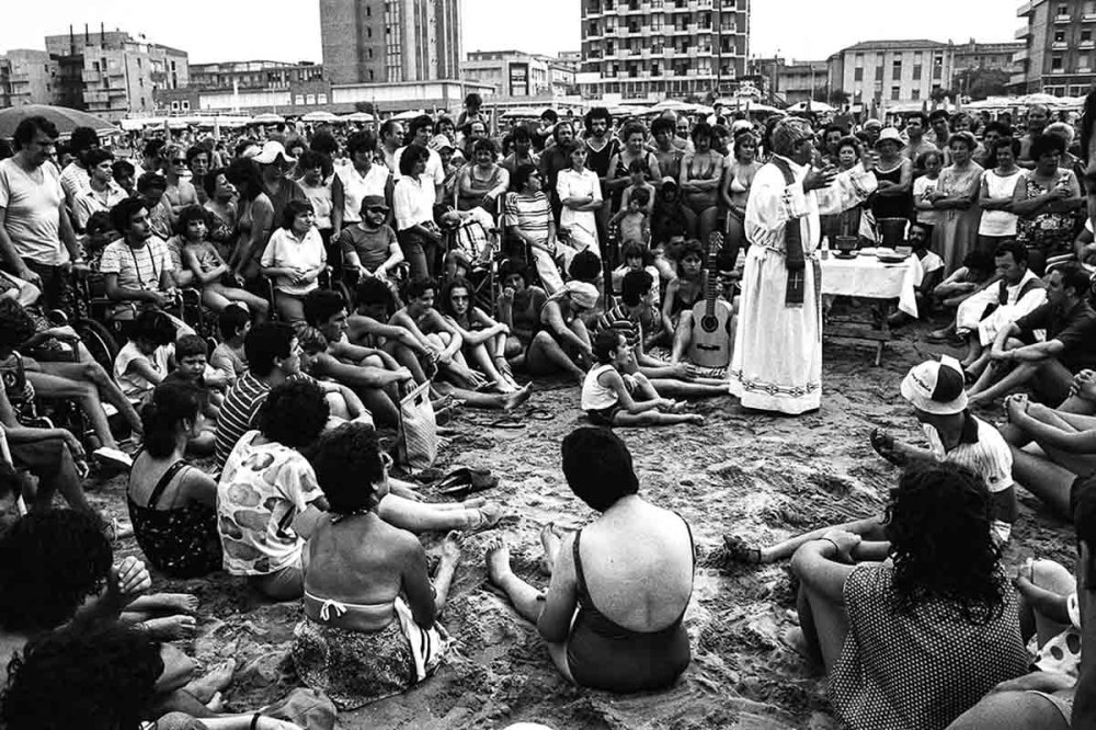 Don Benzi celebra la messa in spiaggia Don Benzi celebra la messa in spiaggia