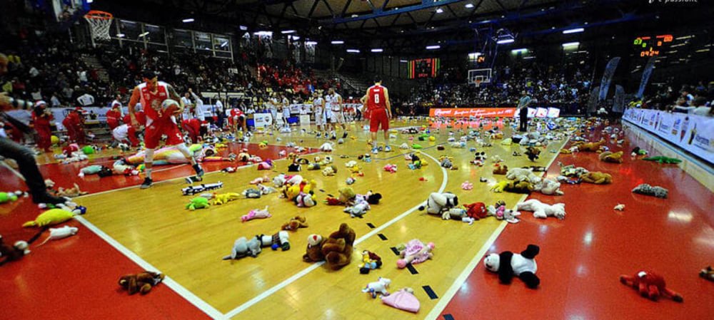 Duemila peluche invadono il campo  