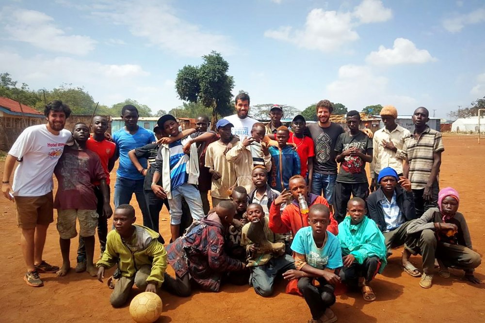 Kenya gruppo con un casco bianco