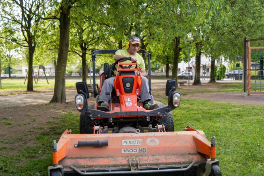 Il Calabrone di Legnago, manutenzione delle aree verdi Un operatore della cooperativa Il Calabrone di Legnago al lavoro con un tosaerba professionale in un parco