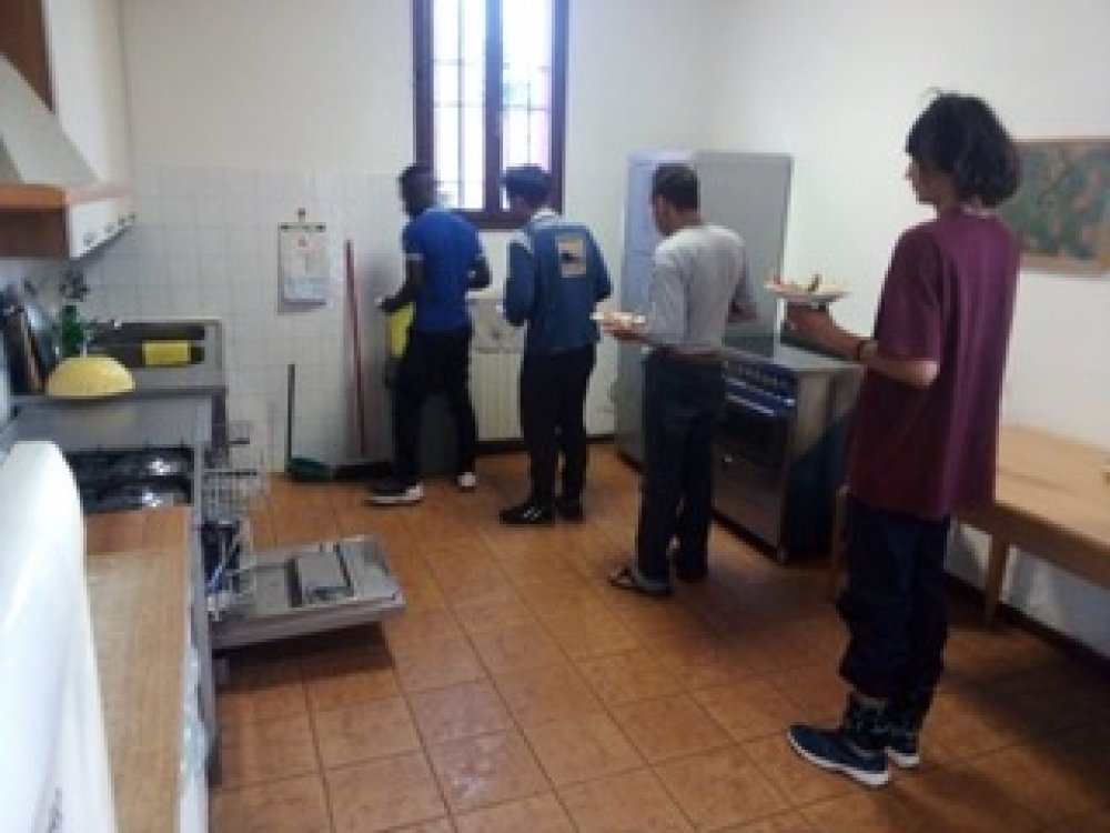 Montericco Imola accoglienza homeless in sala pranzo