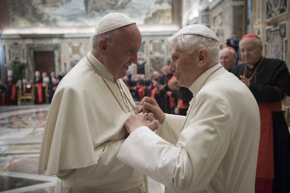 Papa Francesco che stringe le mani a Papa Benedetto