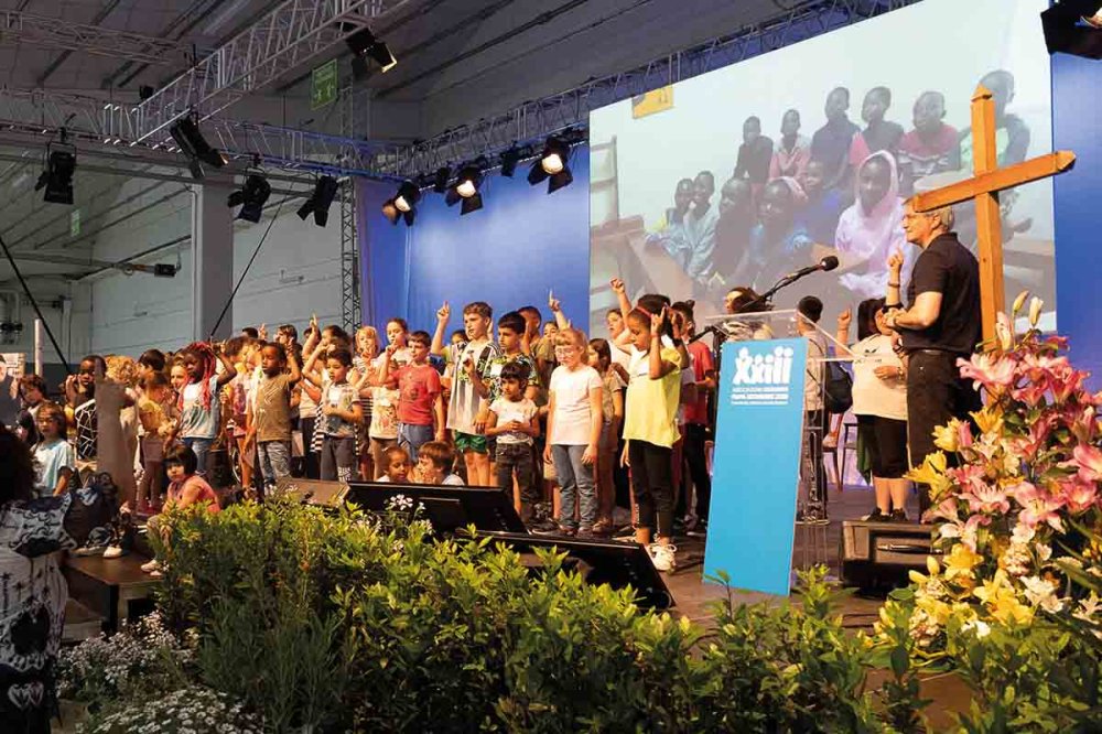 Matteo Fadda con bambini all'assemblea generele Apg23 Matteo Fadda con bambini all'assemblea generele Apg23