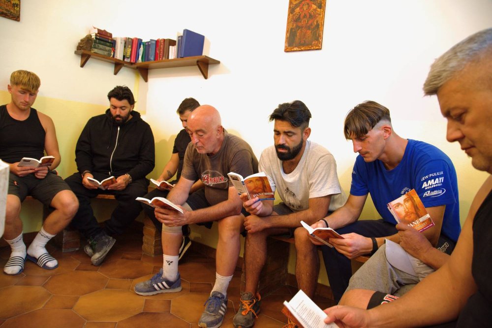 Pane Quotidiano nella CEC, preghiera di gruppo Un gruppo di uomini di una Comunità educante con i carcerati legge insieme Pane Quotidiano