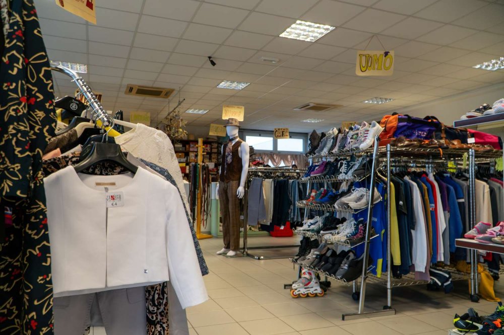 Tessuto Vissuto, negozio second hand del Calabrone Abiti vintage e second hand esposti nel negozio Tessuto Vissuto della cooperativa Il Calabrone