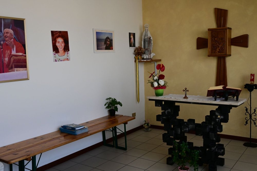 Il Calabrone, la cappellina nella sede La cappellina con altare e crocifisso nella sede della cooperativa Il Calabrone di Legnago