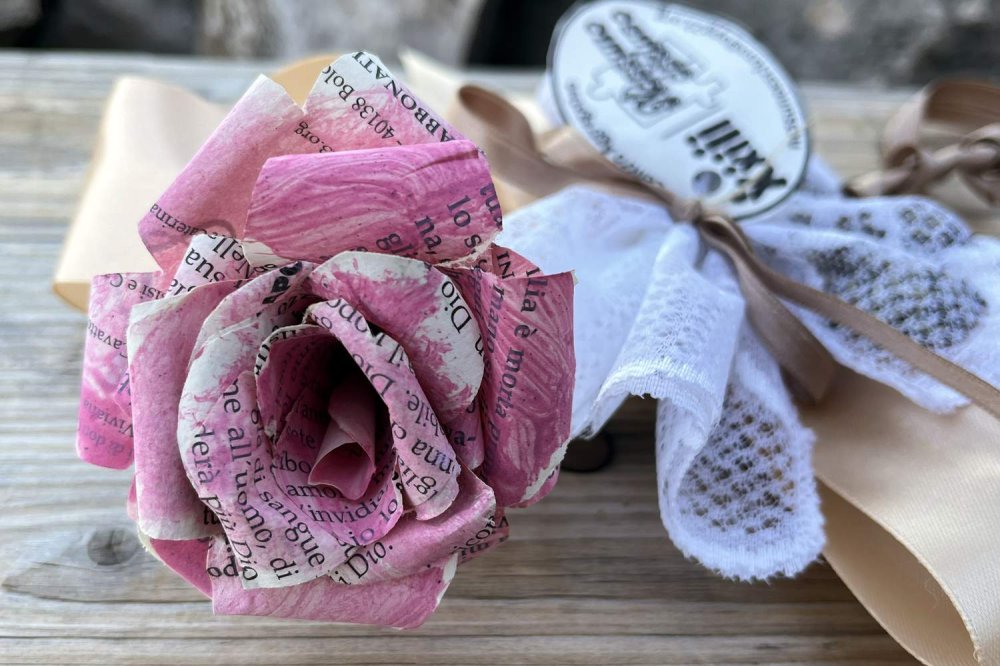 Una rosa di carta realizzata con le pagine di Pane Quotidiano al Centro aggregativo Nessuno escluso di Macerata