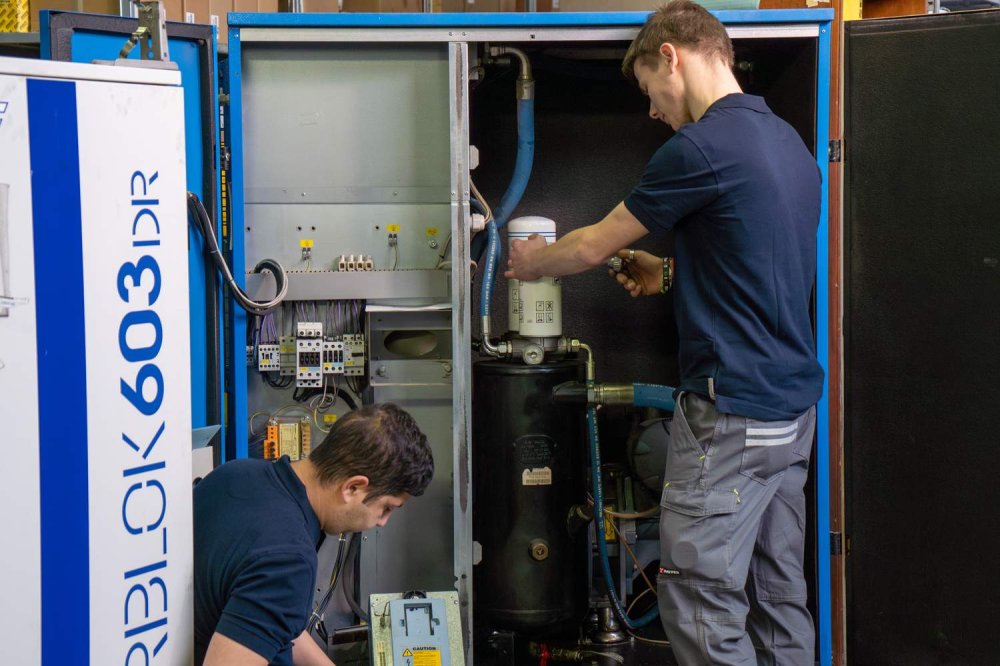 Due tecnici del settore K Service al lavoro su un impianto ad aria compressa