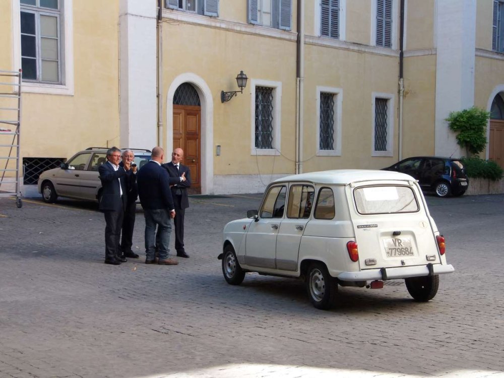 Renault 4 regalata a Papa Francesco 
