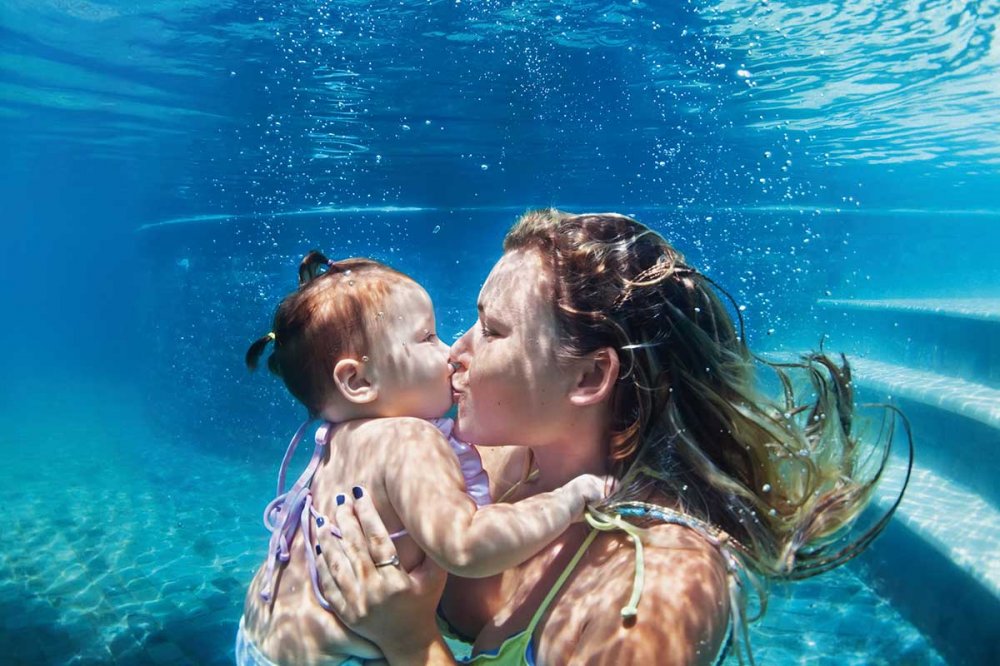 Mamma e figlia immerse nell'acqua
