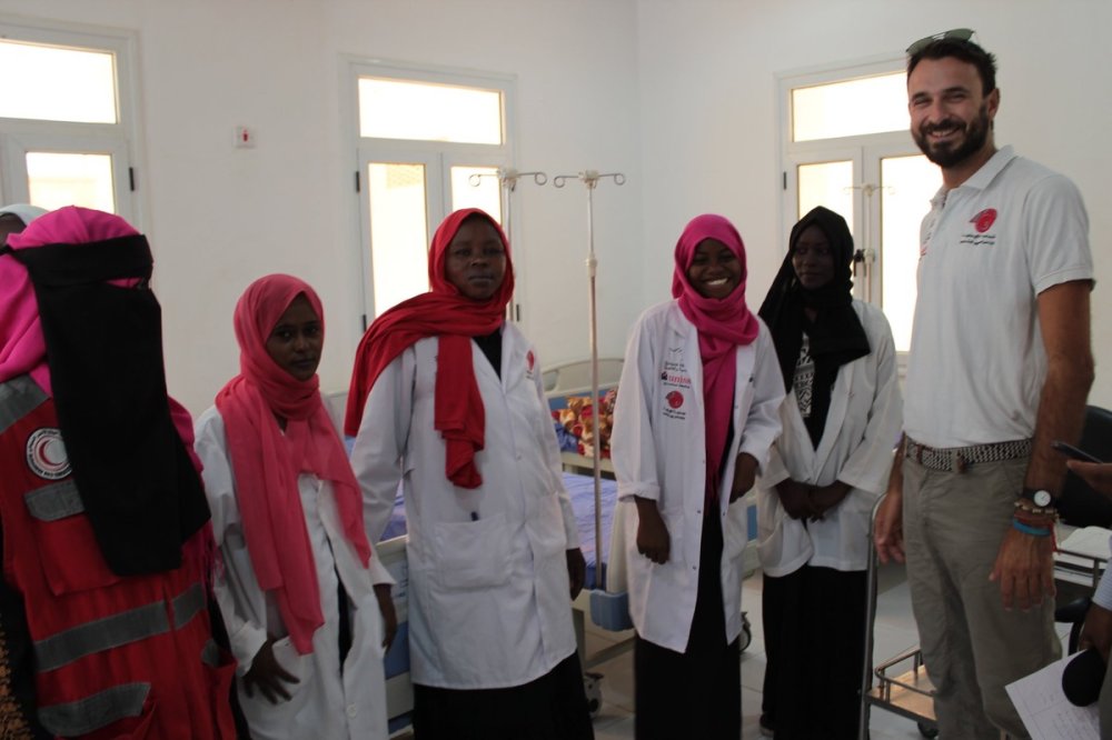 Staff medico in Sudan con cooperanti italiani. 