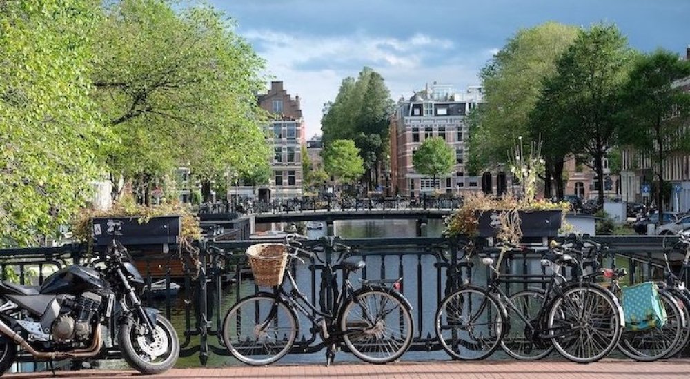 Ad Amsterdam i cartelloni non vendono più benzina. E non sono soli