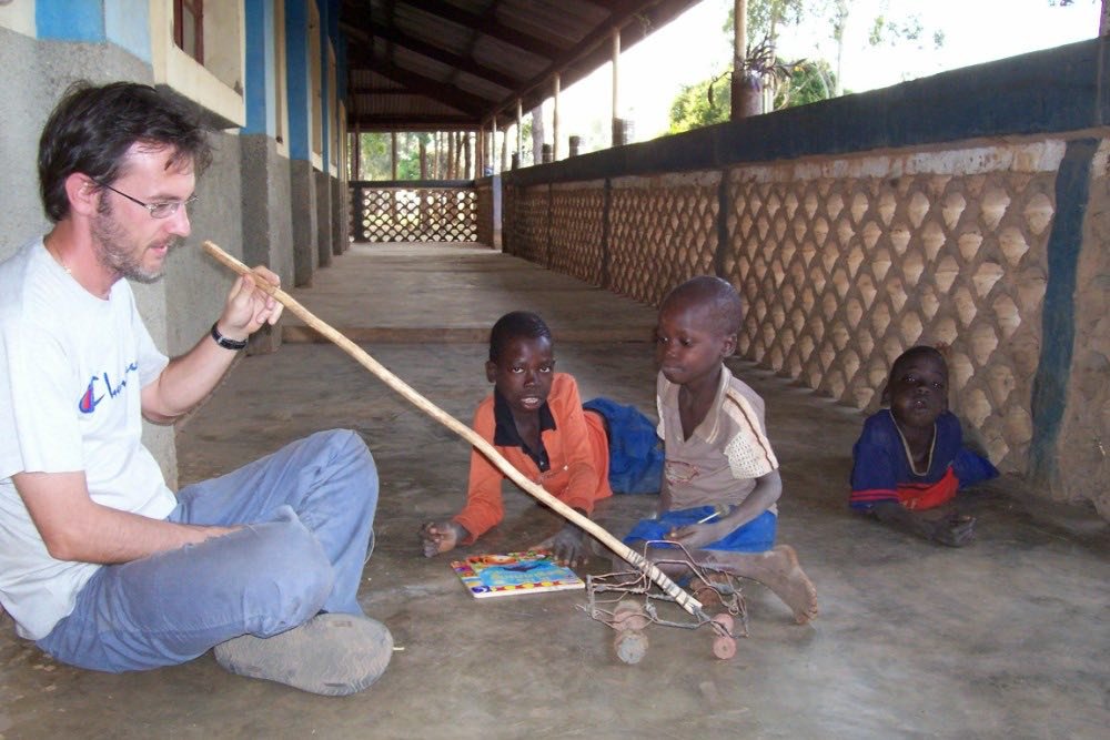 Andrea Pagliarani con bambini nella missione in Uganda