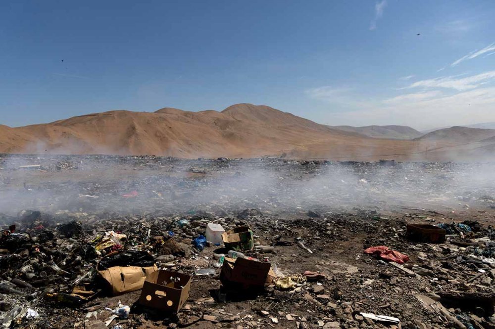 Atacama, il deserto dove finiscono i nostri vestiti: il prezzo nascosto della fast fashion