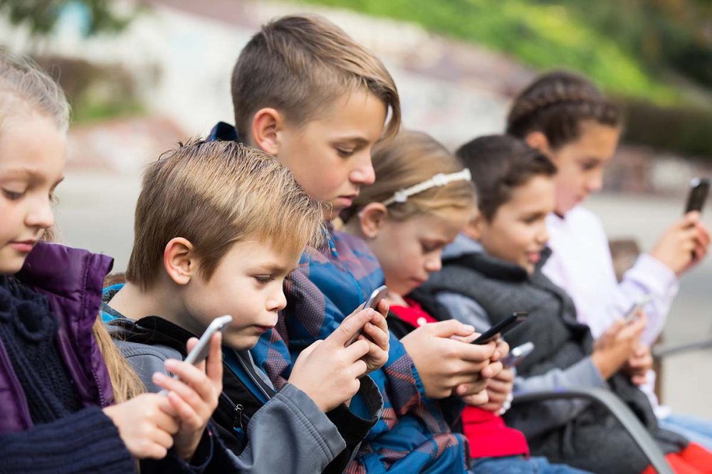 Kids Act, l'Europa protegge i minori: niente social sotto i 13 anni