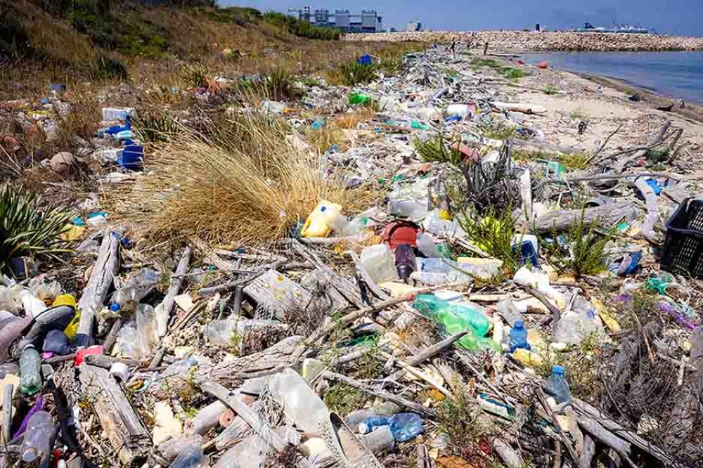 Plastica sulle spiagge di Brindisi