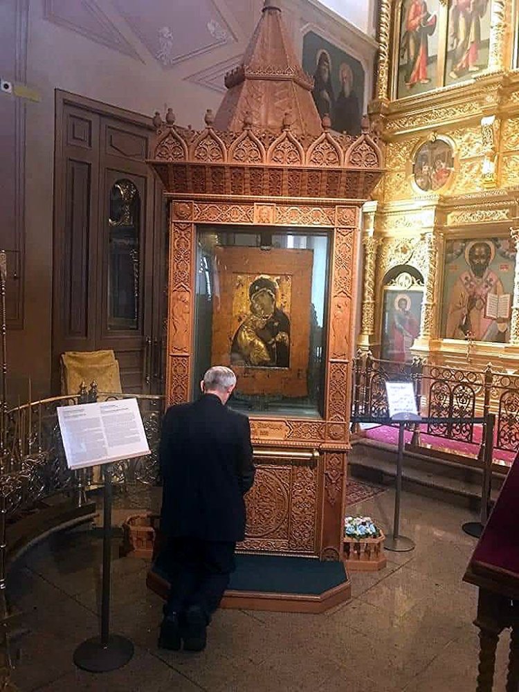Il Card. Zuppi prega per la pace a Mosca di fronte ad icona di Maria
