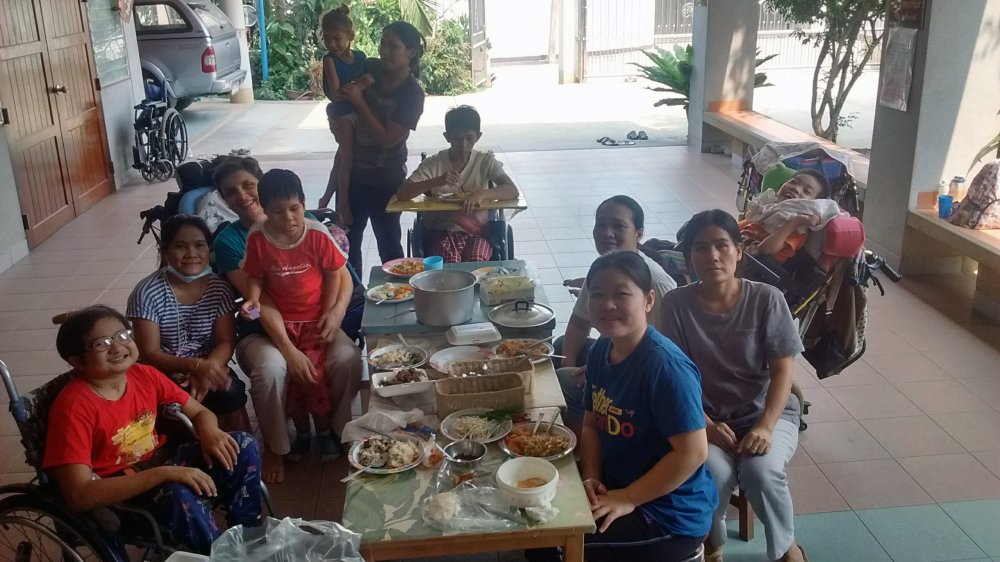 Missionaria fra gli orfani di Bangkok