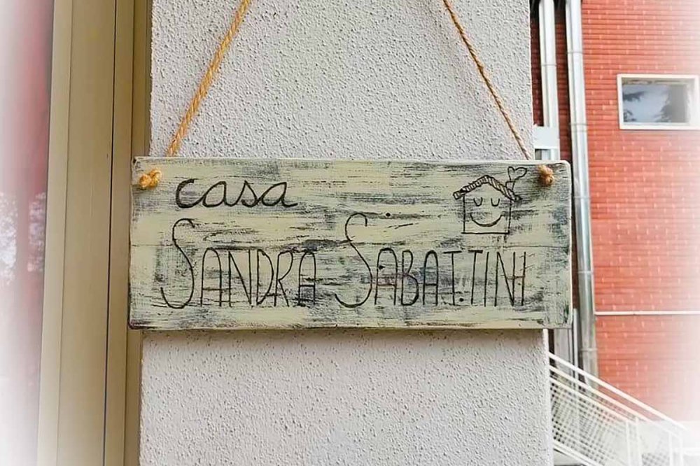 Insegna casa famiglia Sandra Sabattini