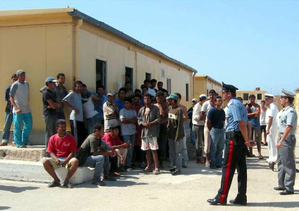 CPR migranti. Scontro tra sindaco e vescovo di Ferrara. Solidarietà da Apg23