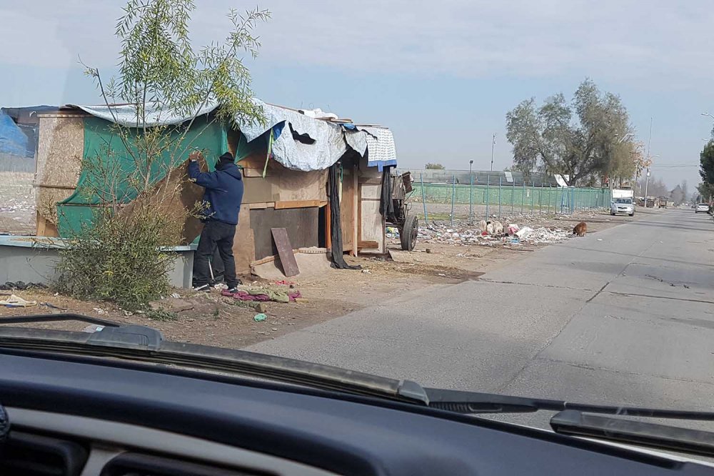 Baracca lungo la strada a La Pintana, quartiere di Santiago, Cile