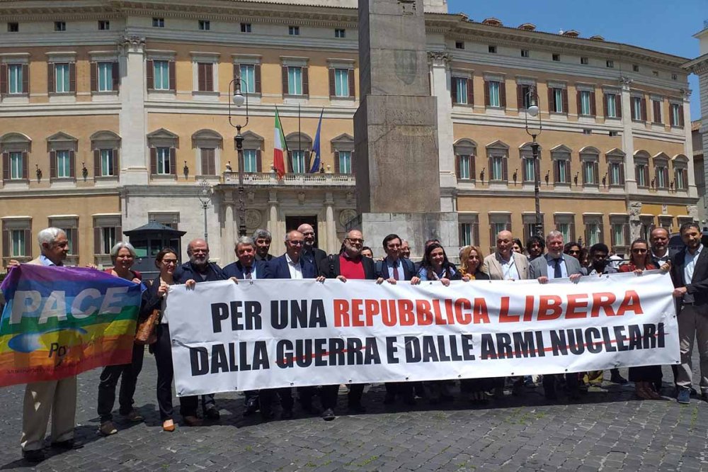 Striscione bando armi nucleari