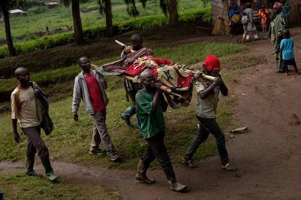 Portantini con barella trasportano i resti di una donna vicino a Goma in Congo