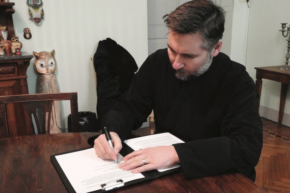 Padre Constantin Totolic firma il documento per la vita
