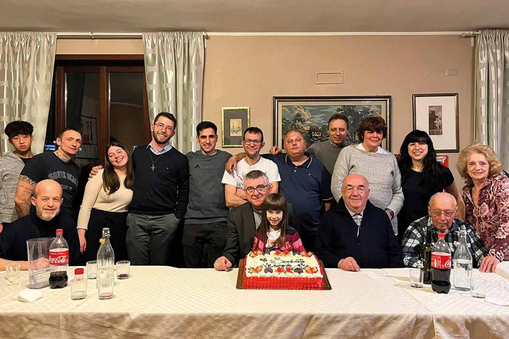 Don Adamo Affri con la casa famiglia e il vescovo di Piacenza