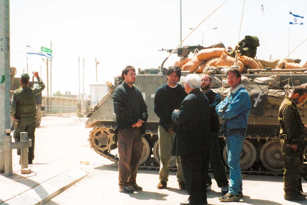 Un prete contro i tank: la missione di pace di Don Benzi in Palestina