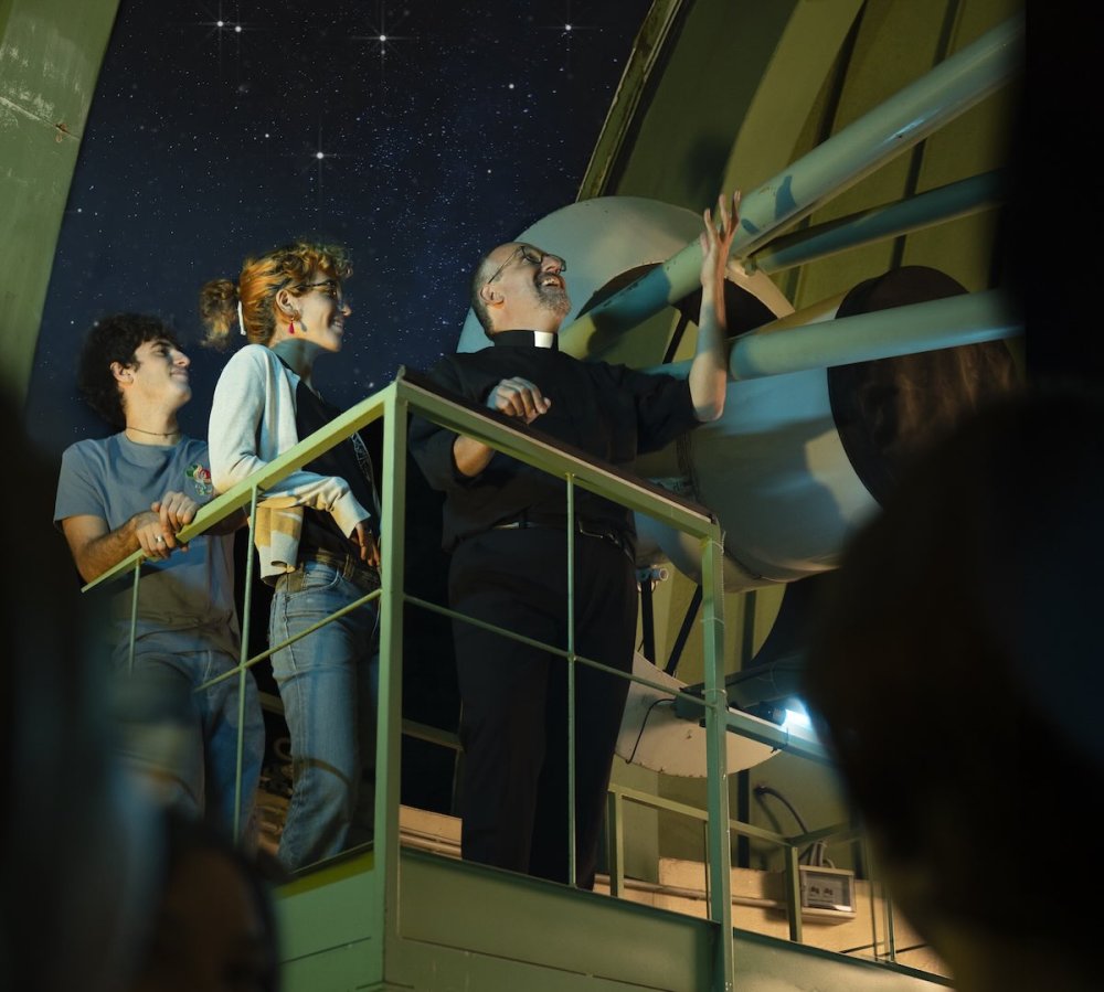 Don Luca Peyron: «Ho messo un telescopio sul tetto, per cercare i segni lasciati dal Creatore»