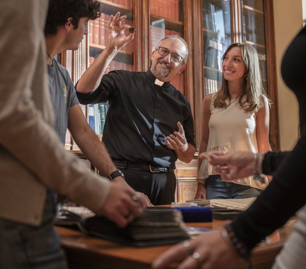 Don Luca Peyron presso l'osservatorio dela parrocchia Madonna di Pompei a Torino