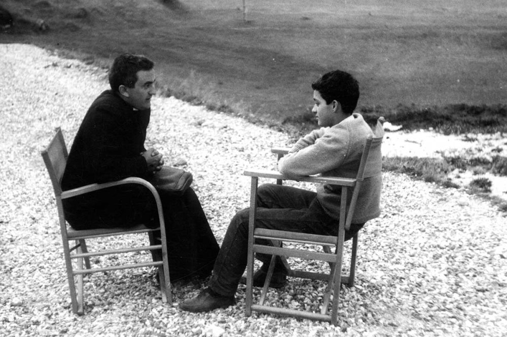 Don Oreste Benzi dialoga con Stefano Zamagni ragazzino.jpg