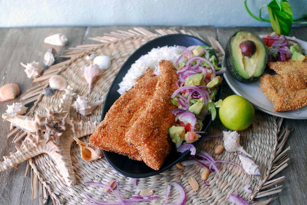 Riso con pesce fritto e insalata di avocado