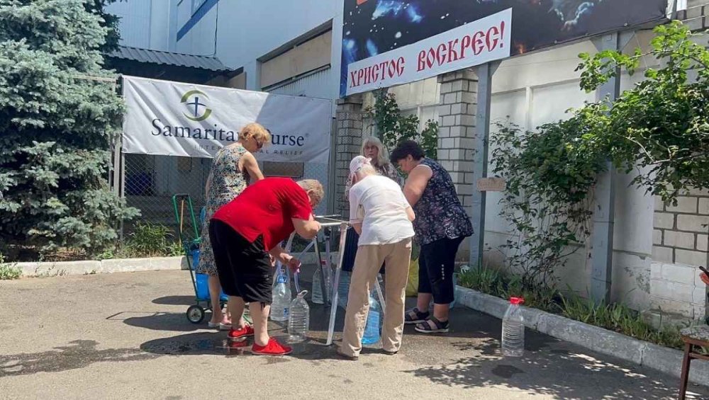 Persone che raccolgono acqua in Ucraina