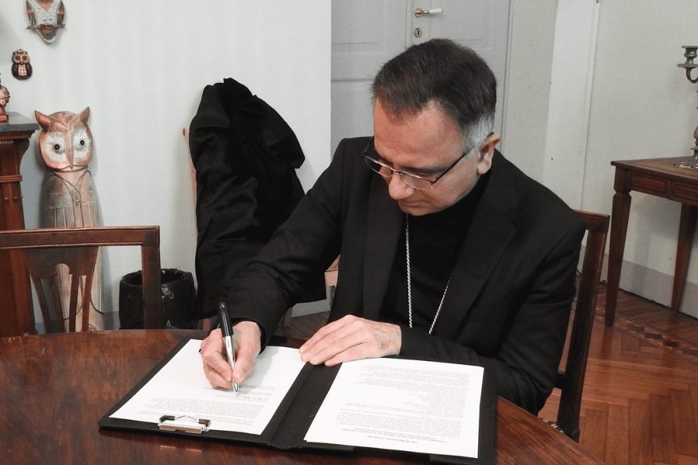 Mons. Erio Castellucci firma per la vita nascente