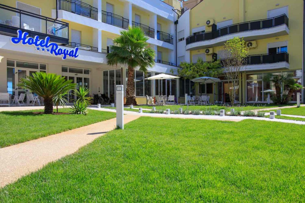 Facciata dell'Hotel Royal di Cattolica con l'ampio prato antistante l'ingresso