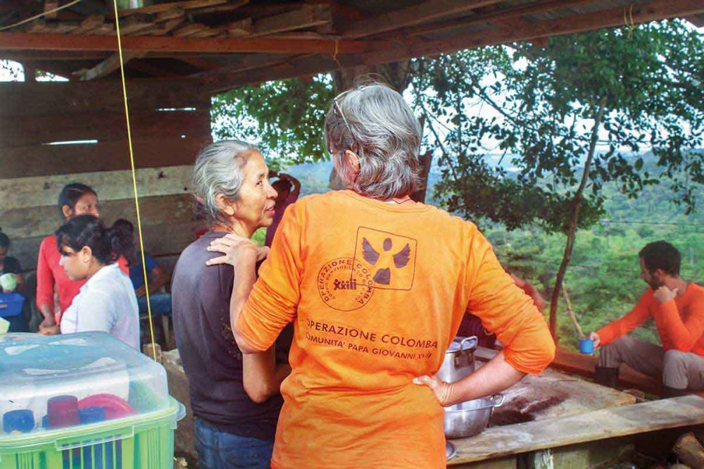 Volontari nella Comunità di Pace di San José de Apartadó, Colombia