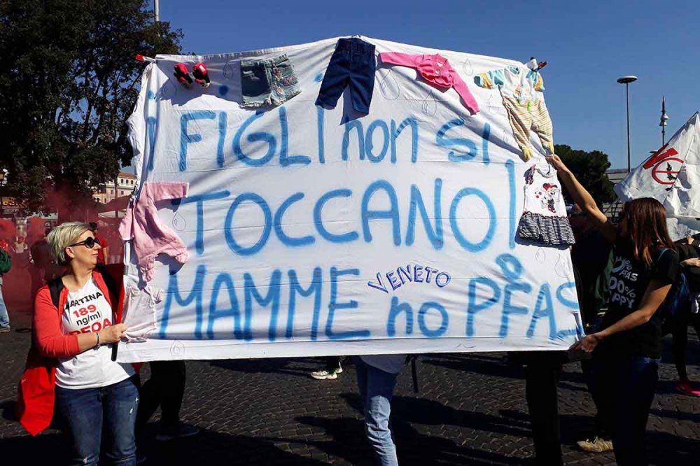 Mamme No PFAS tendono un lenzuolo con la scritta I figli non si toccano