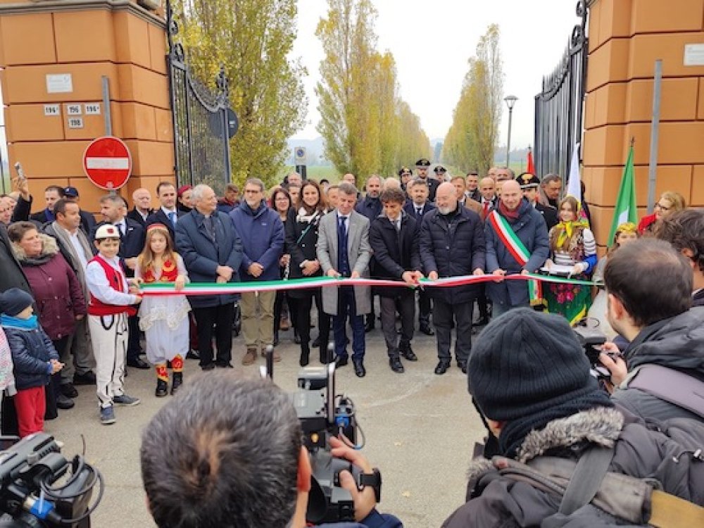 Un viale alberato avvicina l'Italia all'Albania