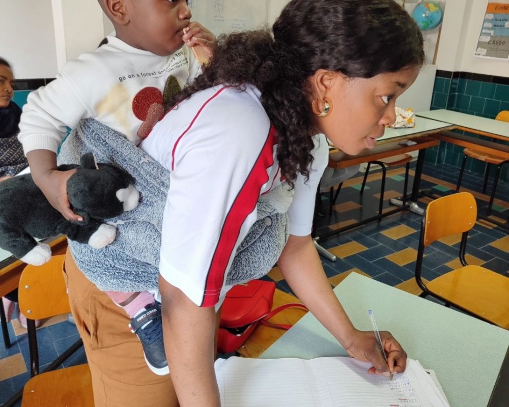 Madri a scuola: un caleidoscopio di lingue e nuove amicizie