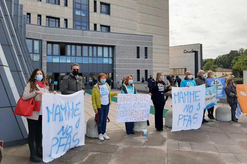 Mamme No Pfas davanti al tribunale di Vicenza