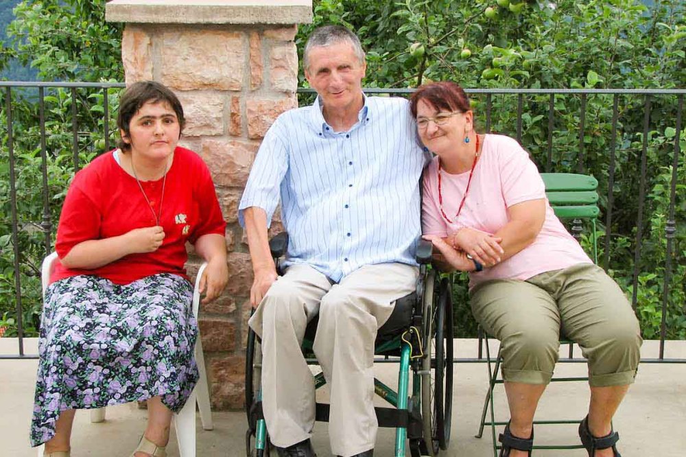 Mario Catagini insieme a due persone accolte nella sua casa famiglia