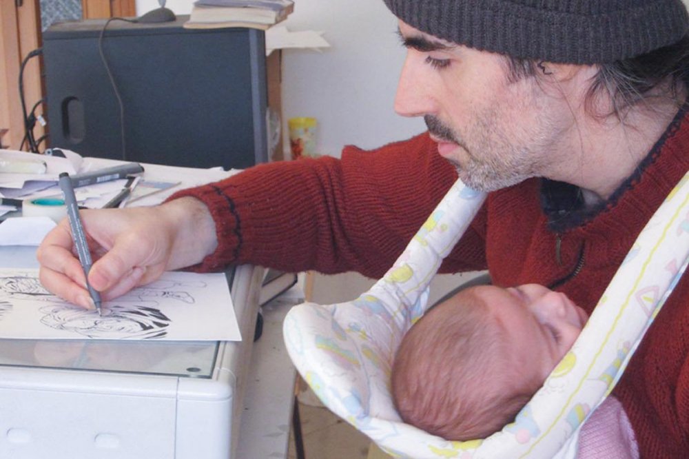 Matteo Bussola disegna con la figlia in braccio