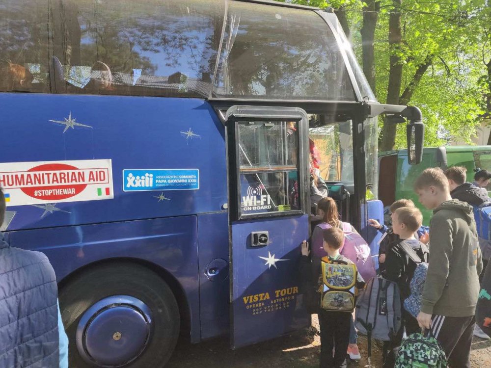 Bambini salgono sul pulman