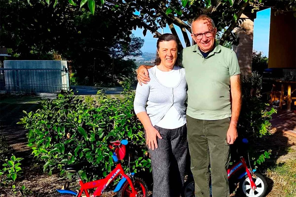 «Essere nonni è una continua sorpresa»: la testimonianza di Monica e Luca