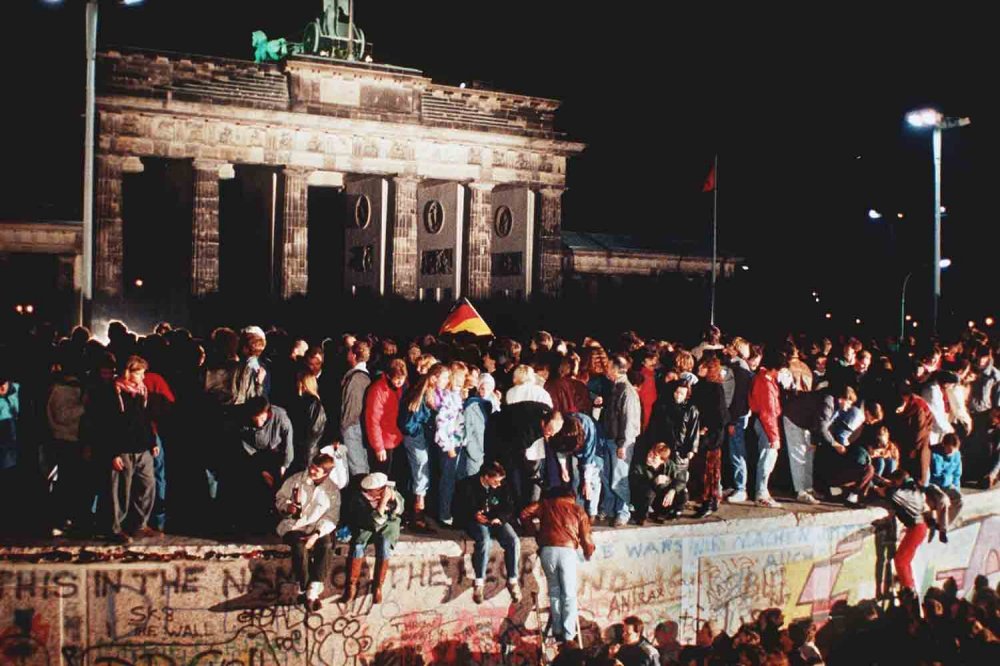 Folla sul muro durante la caduta nella notte del 9 novembre 1989