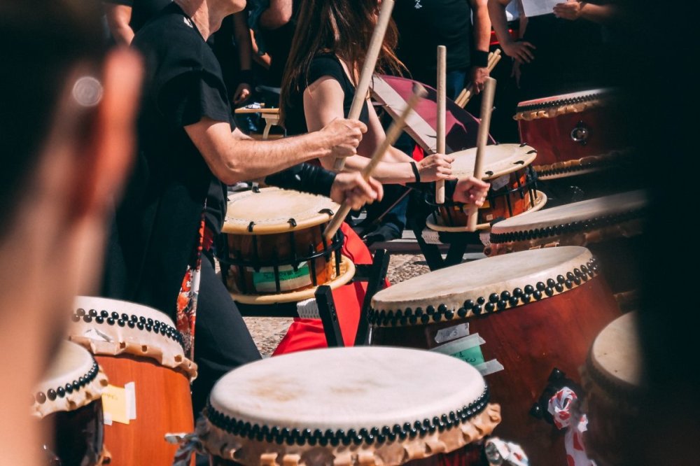 Show dei percussionisti anonimi per la pace