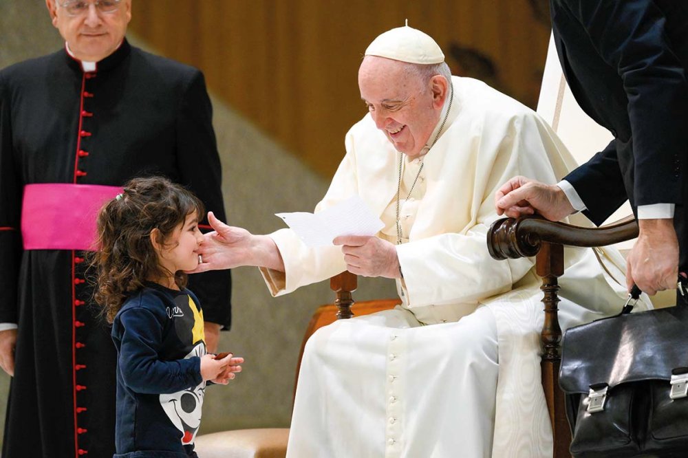 La carezza di Papa Francesco