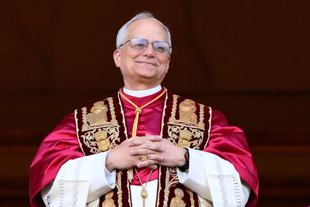 Leone XIV: il nome, il sorriso, la veste, le prime parole. Ecco i dettagli che fanno la differenza